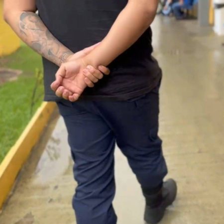 VÍDEO: Monitor do Conjunto Penal de Salvador é preso ao tentar entregar eletrônicos a presos
