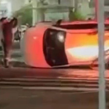 Carro capota sob viaduto do Aquidabã em Salvador na noite de quarta-feira (14)