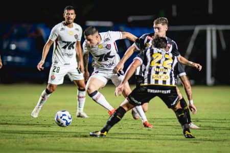 Vitória perde para o Santos e segue no Z-4 do Brasileirão