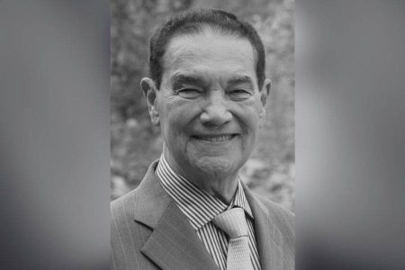 Divaldo Franco é sepultado em Salvador sob aplausos e comoção