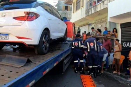 Caminhão desgovernado deixa duas pessoas feridas em Saramandaia, em Salvador