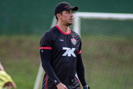 STJD arquiva processo e Thiago Carpini poderá comandar o Vitória contra o Santos