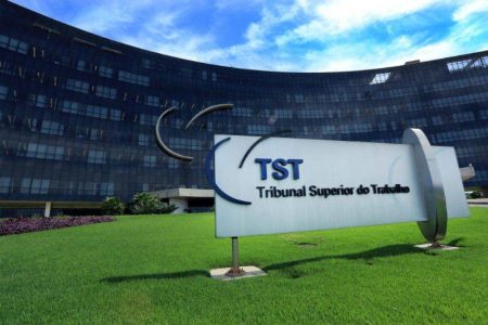 Empresa de telefonia é condenada por discriminação contra funcionária transexual em Salvador