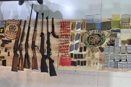 PF prende foragido por homicídio e apreende arsenal em Barreiras