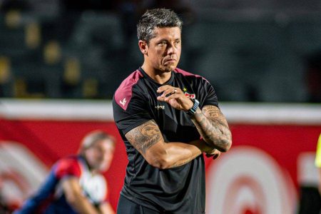 Carpini celebra vitória na Sul-Americana e destaca foco do Vitória nas competições