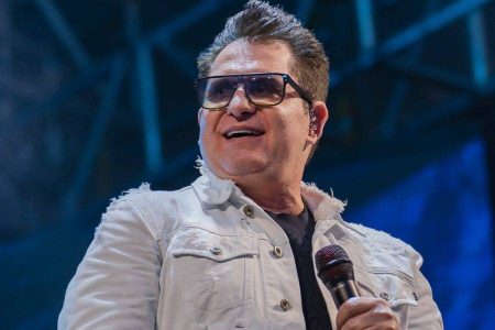 Marrone passa por cirurgia e segue internado após sofrer queda de palco