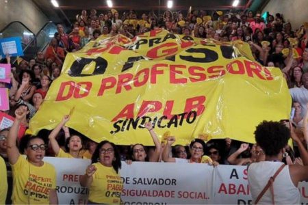Professores de Salvador vão continuar greve nesta terça (13), afirma APLB