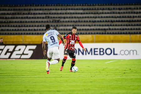 Vitória desperdiça vantagem numérica, sofre com falha de Arcanjo e dá adeus à Sul-Americana