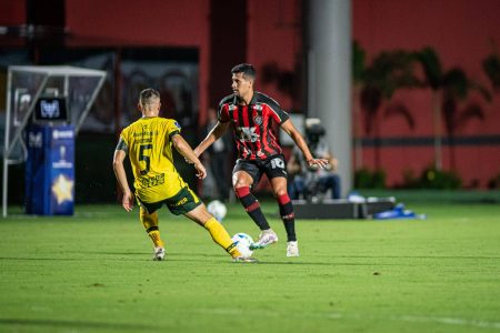 Vitória desperdiça chances no fim e só empata com Defensa y Justicia no Barradão