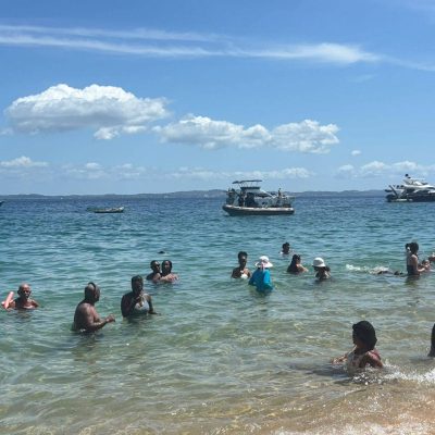 Salvador terá fim de semana de sol e mar liberado para os banhistas barco policia militar no mar navegação no farol da barra