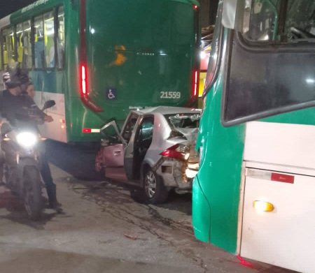 Carro fica preso entre dois ônibus após colisão no Arenoso