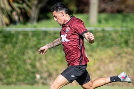 Baralhas e Martínez desfalcam Vitória nos próximos dois jogos do Brasileirão