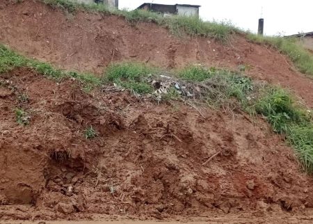 Mais de 50 famílias sofrem impactos de alagamentos e deslizamentos de terra em Candeias