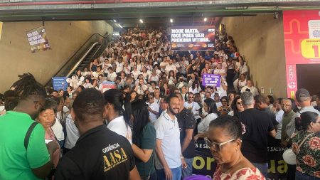 Servidores municipais de Salvador protestam na Estação da Lapa nesta segunda (9)