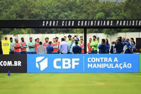 Sob comando de Ancelotti, Seleção faz treino completo de olho no Equador