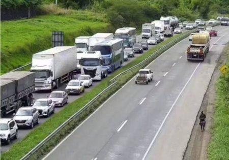 Saída principal de Salvador, BR-324 registra fluxo intenso no feriadão