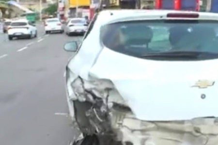 Viatura da PM bate em três carros após desviar de cachorro na Avenida Bonocô