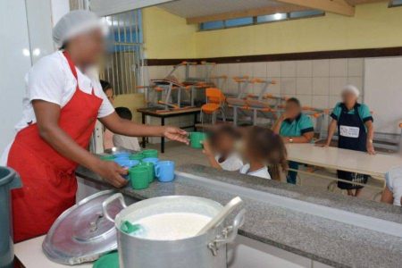 Escolas municipais de Salvador reabrem para oferecer merenda durante greve dos professores