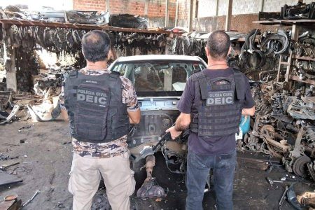 Operação policial flagra desmanche de veículo roubado em galpão no Lobato