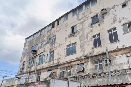 Homem salta do terceiro andar com filha nos braços para escapar de incêndio em Brotas