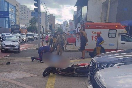 Homem é socorrido após acidente entre carro e moto na Manoel Dias