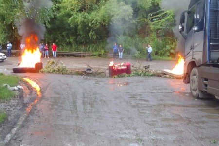 Manifestantes bloqueiam estrada do Derba em protesto contra condições da via