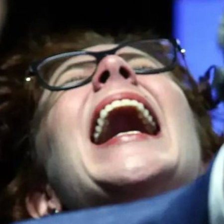 Carla Zambelli devolve apartamento com atraso e deve pagar multa de R$ 7 mil