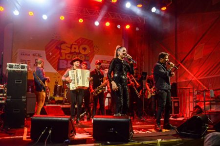Flor de Maracujá encerra junho com show em Maraú no Dia de São Pedro