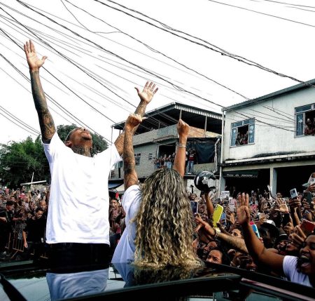 Poze é solto e recepcionado por uma multidão de fãs