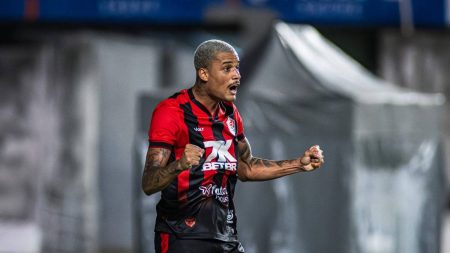 Vitória recusa proposta de R$ 9,5 milhões por Janderson, mas mantém negociações