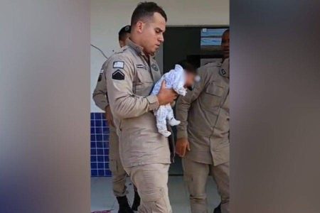 Policiais salvam bebê engasgado durante amamentação em Porto Seguro