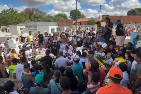 No dia em que completaria 24 anos, Raíssa Suellen é sepultada sob homenagens e pedidos por justiça