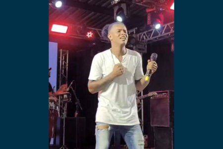 Cantor de piseiro é morto a facadas em Itacaré; ex-companheira adolescente é apreendida