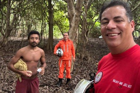 Após 72 horas, homem desce de árvore na Base Aérea de Salvador