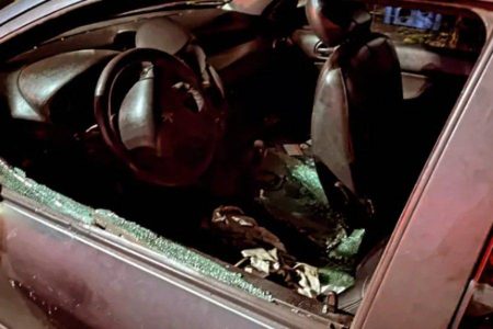 Casal é preso após arrombar e depredar carro na Avenida ACM, em Salvador