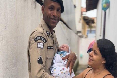 Bebê engasgado é salvo por policial em Salvador
