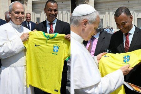 Cafu presenteia Papa Leão XIV com camisa da Seleção Brasileira