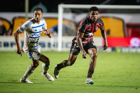 Vídeo: Jamerson sofre fratura no tornozelo e pode não jogar mais nesta temporada