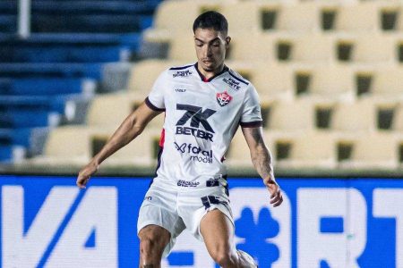 Vitória anuncia saída do lateral Hugo após 14 jogos pelo clube