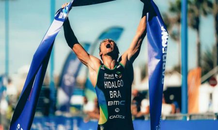 Miguel Hidalgo conquista vitória histórica para o Brasil na Série Mundial de Triatlo