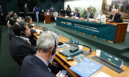 Brics critica tarifas unilaterais dos EUA e defende multilateralismo em fórum parlamentar no Brasil