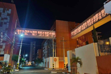 Justiça determina demolição de passarela do Colégio Helyos em Feira de Santana