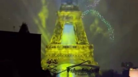 França homenageia Brasil com show de drones e luzes na Torre Eiffel