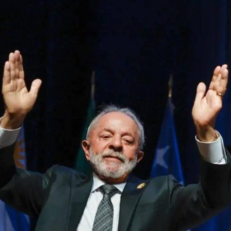 Lula passa por cirurgia de catarata e recebe alta hospitalar