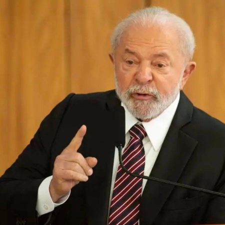 Lula critica sanções dos EUA contra Brasil e defende relação com Cuba e Mais Médicos