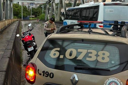 Polícia recupera moto roubada durante operação na Vila Laura