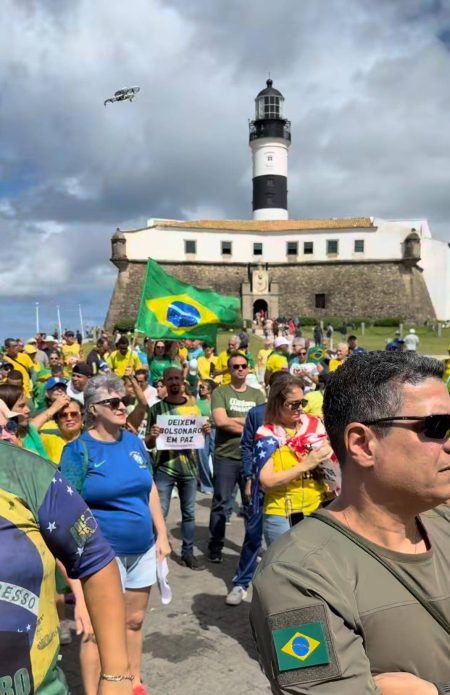 Deputado convoca ato bolsonarista em Salvador e não comparece por estar nos EUA
