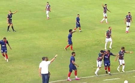 VÍDEO: Jogador do Fluminense de Feira morde adversário em clássico da Série B do Baianão