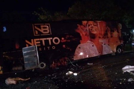 Grave acidente com ônibus de Netto Brito deixa três mortos