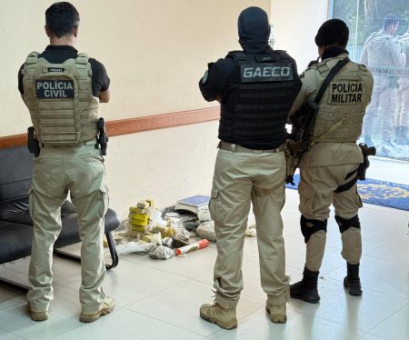 Operação Fio da Navalha cumpre mandados contra o tráfico